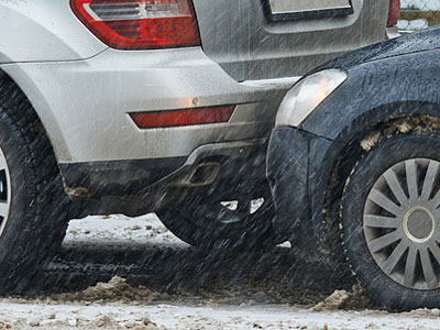 Zwei Autos, die bei Regen zusammenstoßen.